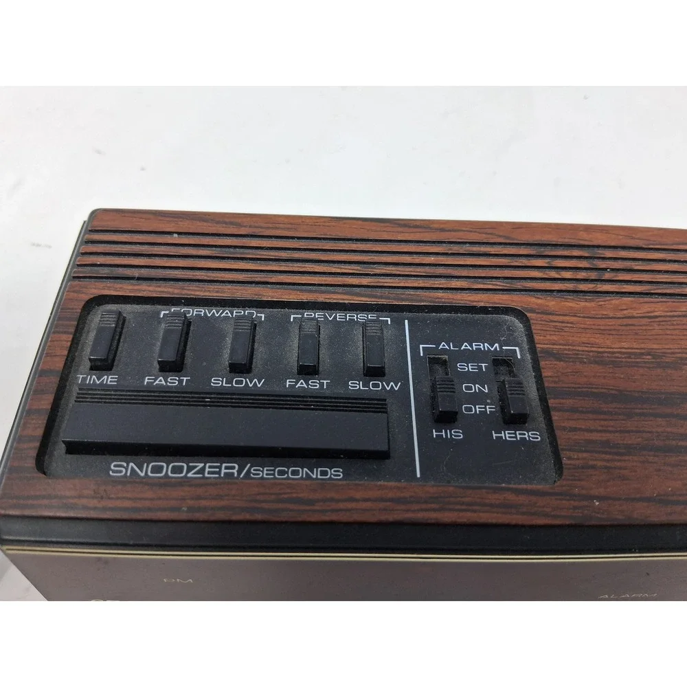 Spartus 1148 Vintage Dual Alarm Clock Red LED Wood Grain Retro Digital Bedside Y